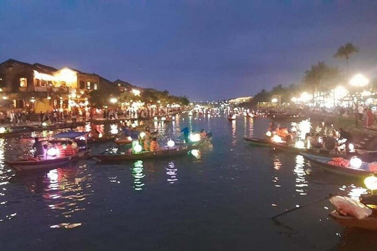 um grupo de pessoas em barcos em um rio à noite