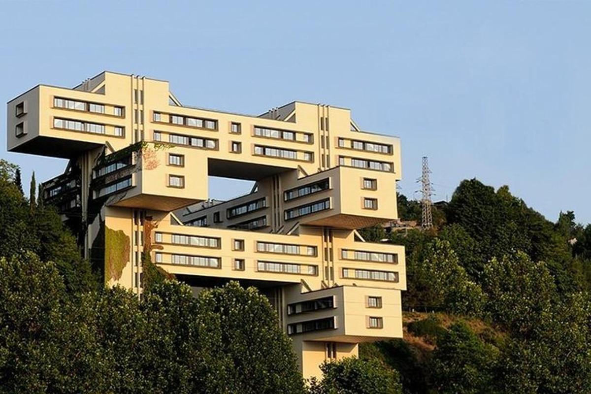 un edificio in cima a una collina con alberi