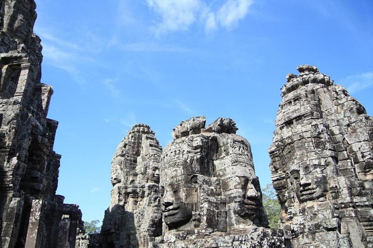 sekumpulan muka batu di sisi kuil