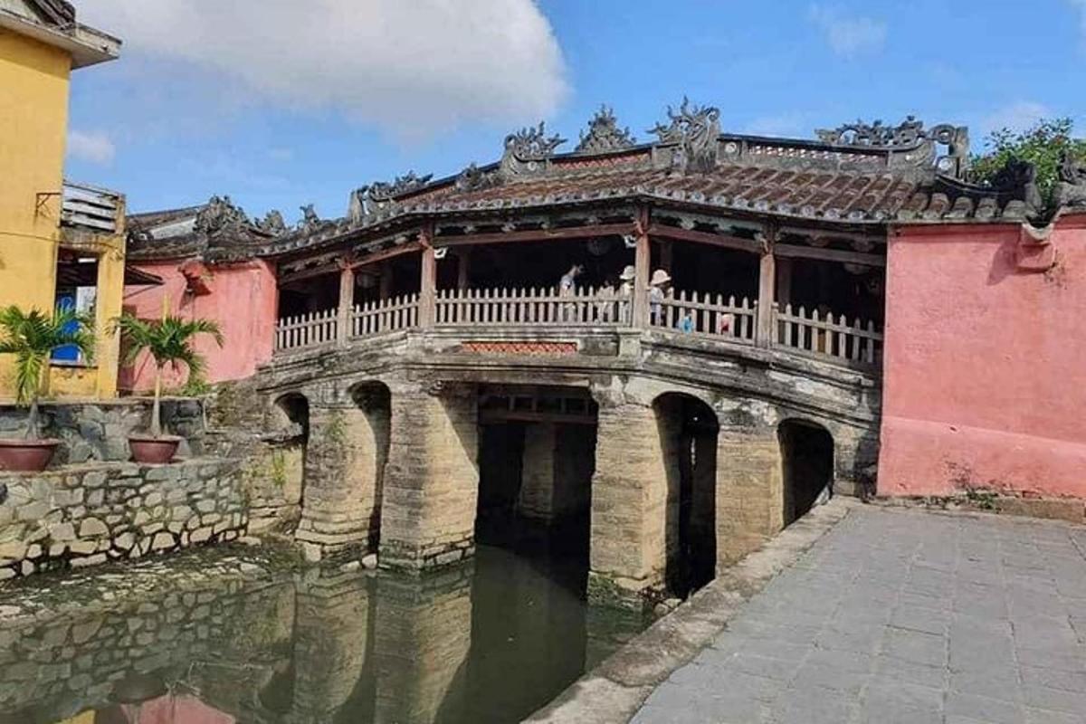 um prédio antigo com uma ponte na água