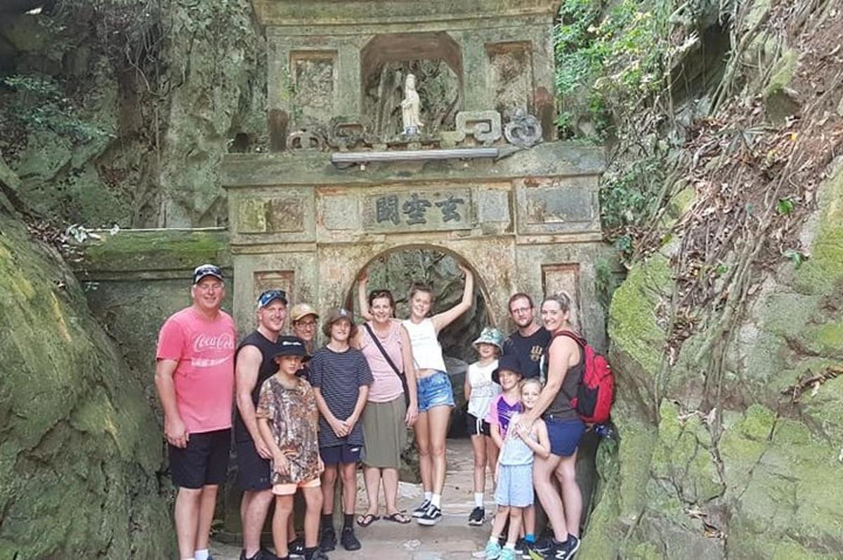 um grupo de pessoas posando para uma foto em frente a um prédio