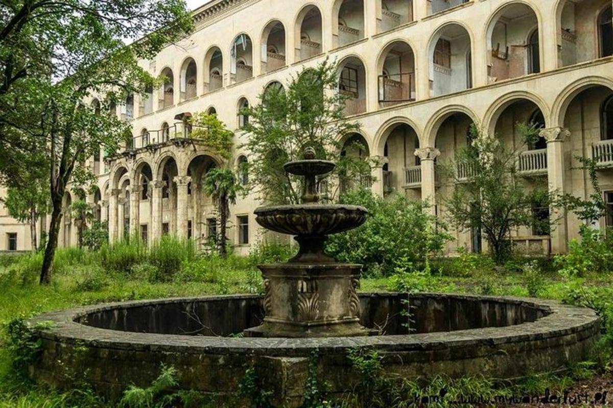 una fontana di fronte a un grande edificio