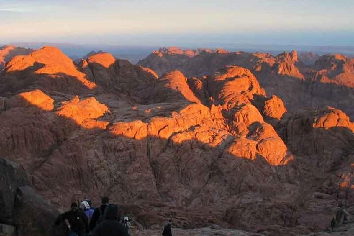 un gruppo di persone in piedi sulla cima di una montagna