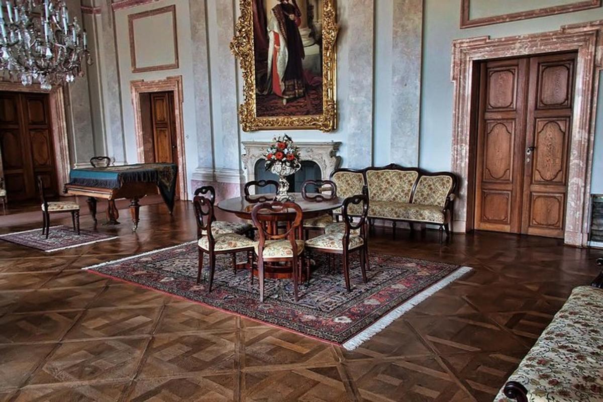 una sala d'estar amb una taula i cadires en una habitació