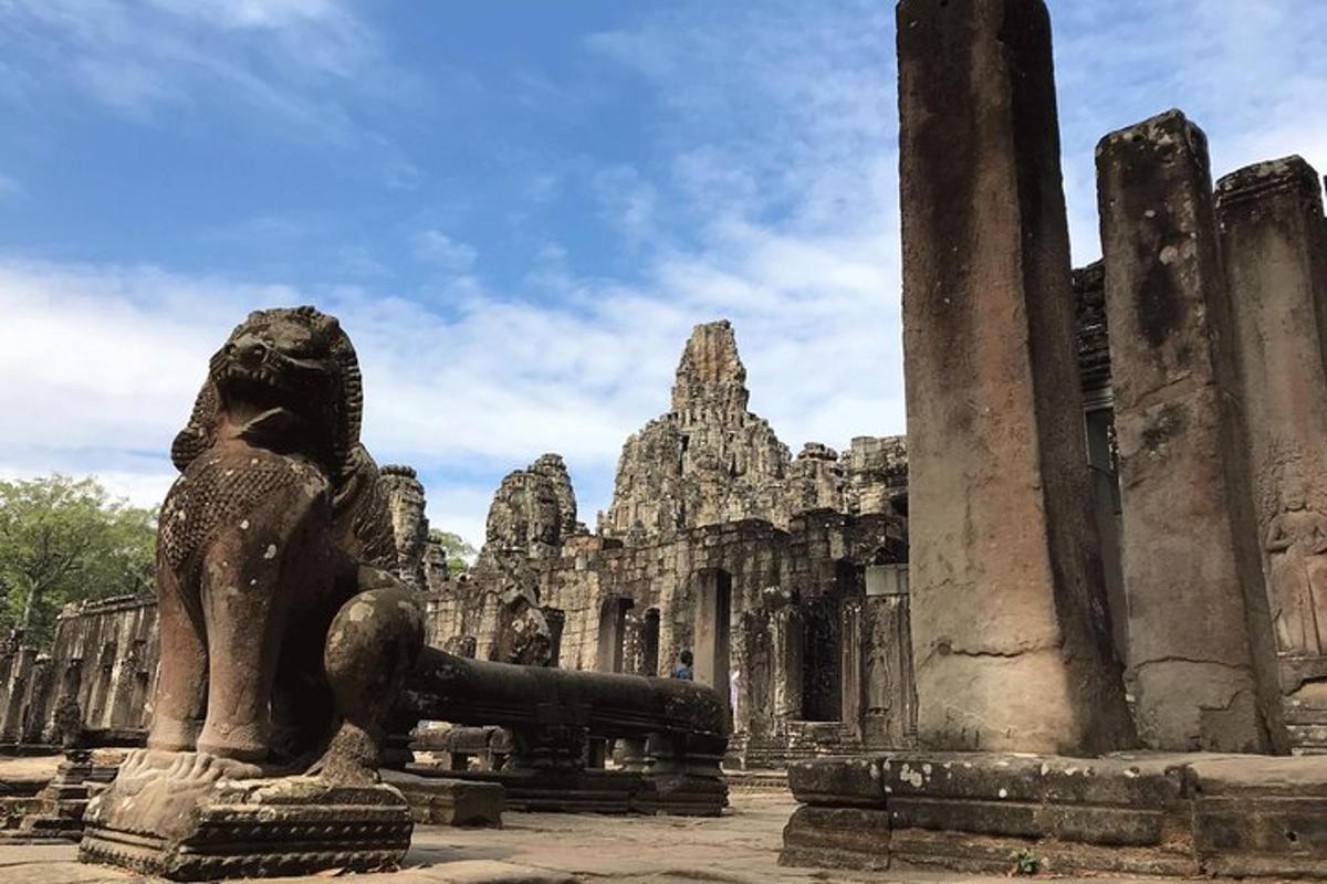 een standbeeld van een leeuw in een tempel