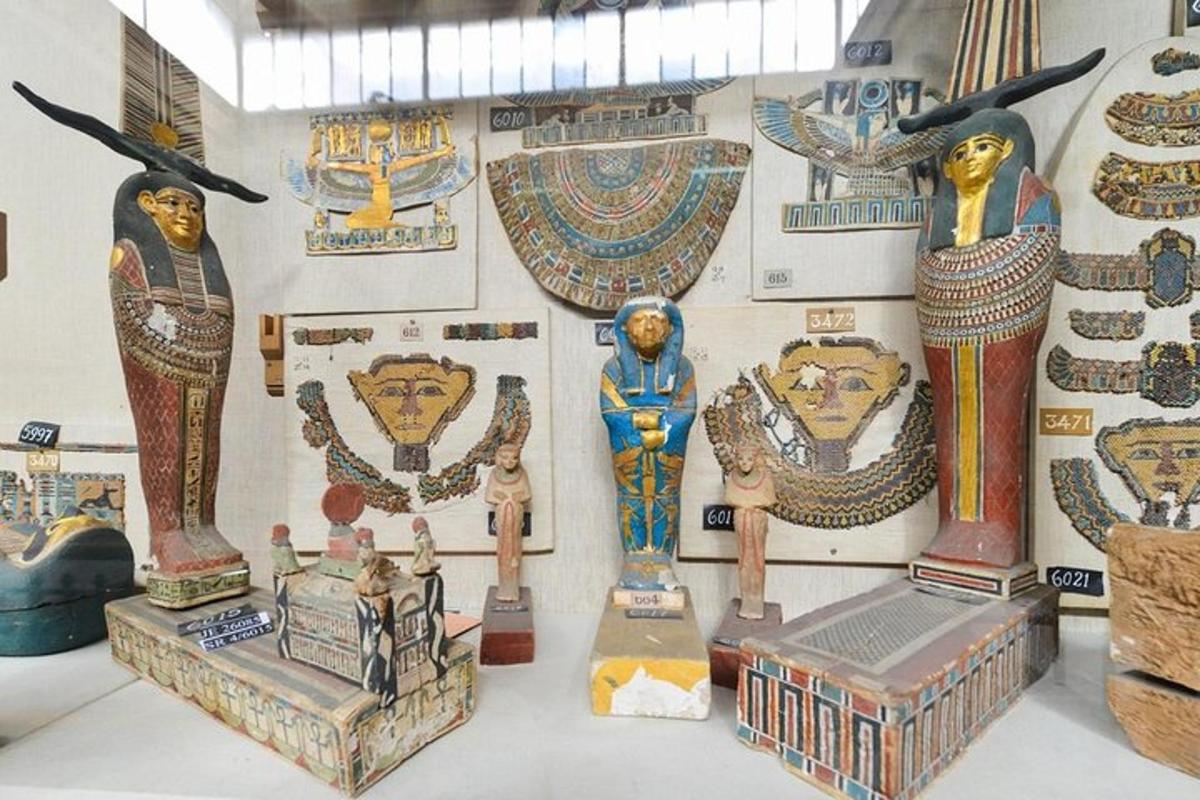 una exposició d'artefactes de l'antic Egipte en un museu