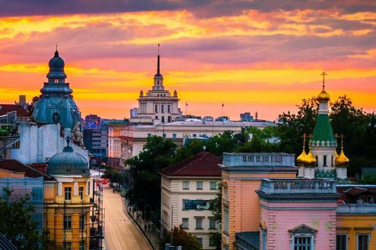 panorama města se západem slunce v pozadí