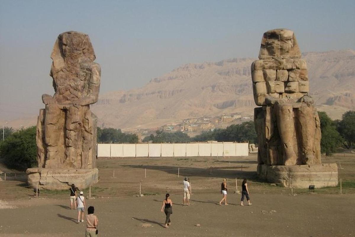 مجموعة من الأشخاص يقفون أمام تشكيلتين صخريتين كبيرتين