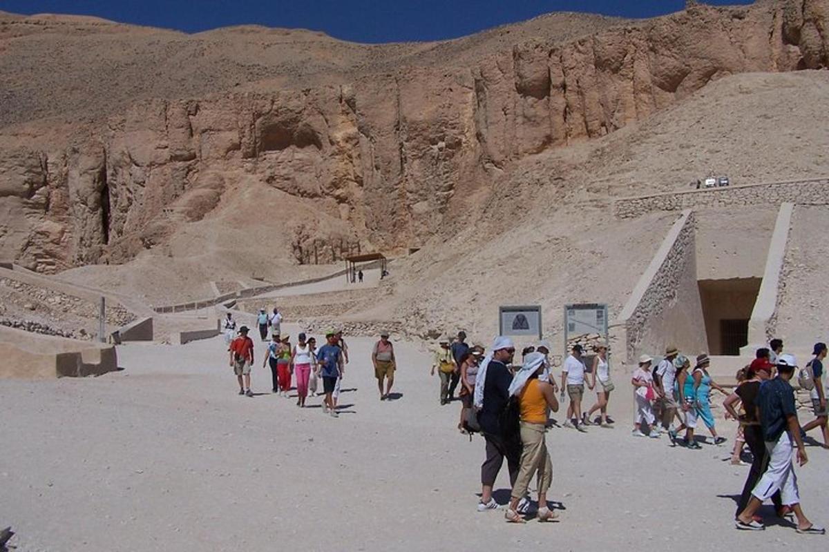 un grup de persones caminant pel desert