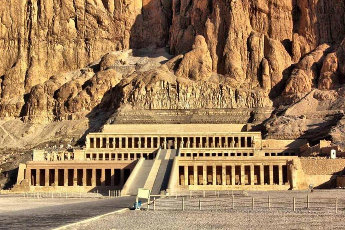 un edifici davant d'una muntanya rocosa