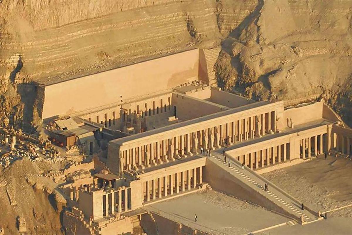 砂漠の建物の航空写真