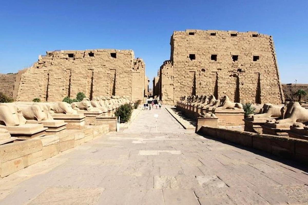 una vista di un edificio con due grandi torri