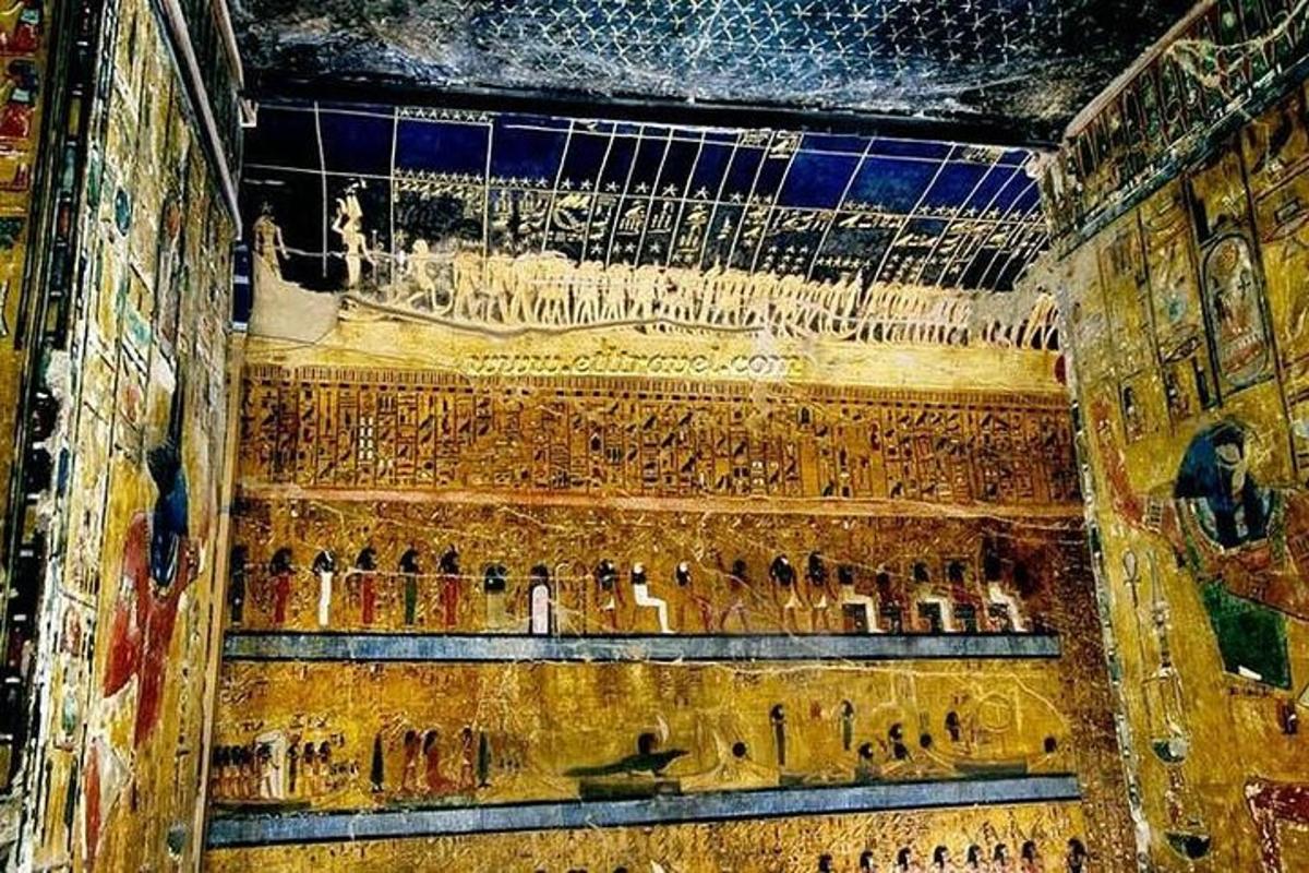un muro con un mucchio di bottiglie sopra
