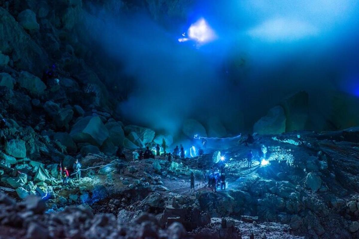 sekelompok orang yang berdiri di gunung pada malam hari