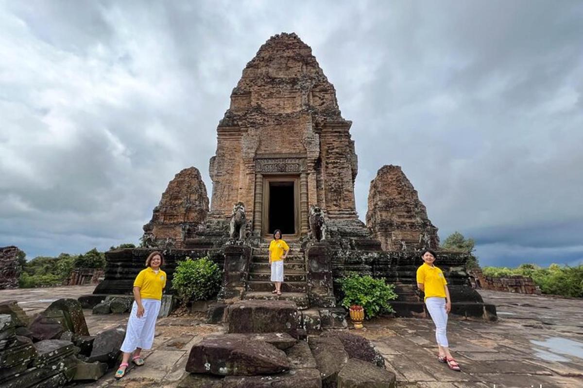 kolm kollastes särkides inimest seisavad templi ees