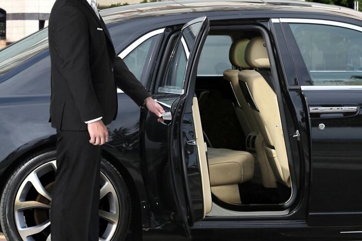 um homem de terno saindo de um carro
