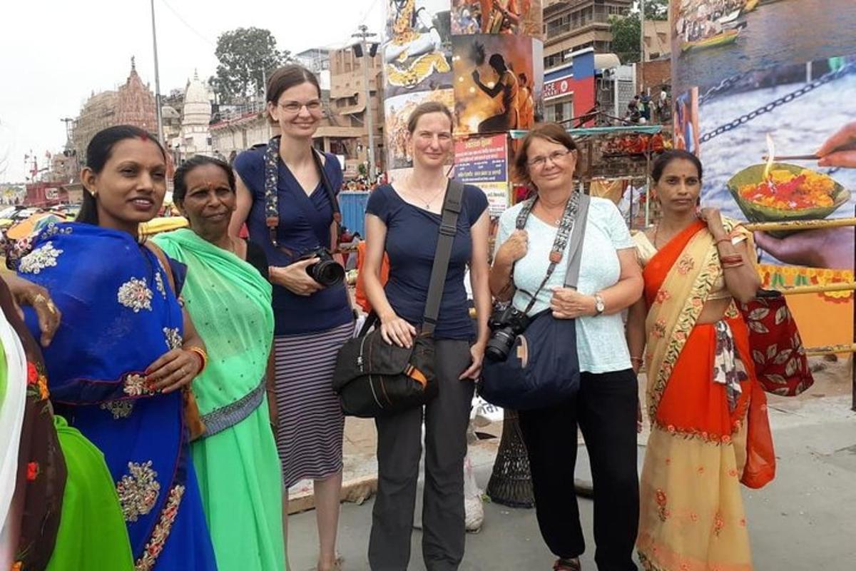 Un grupo de mujeres posando para una foto en una calle.