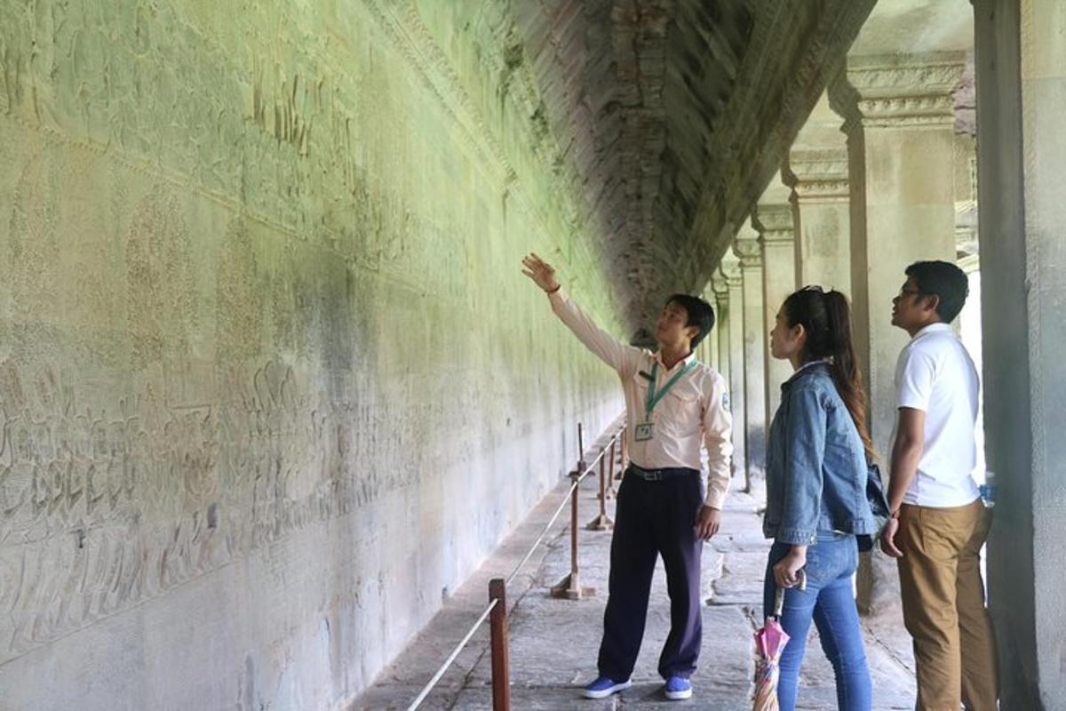 un grup de trei persoane care stau lângă un perete