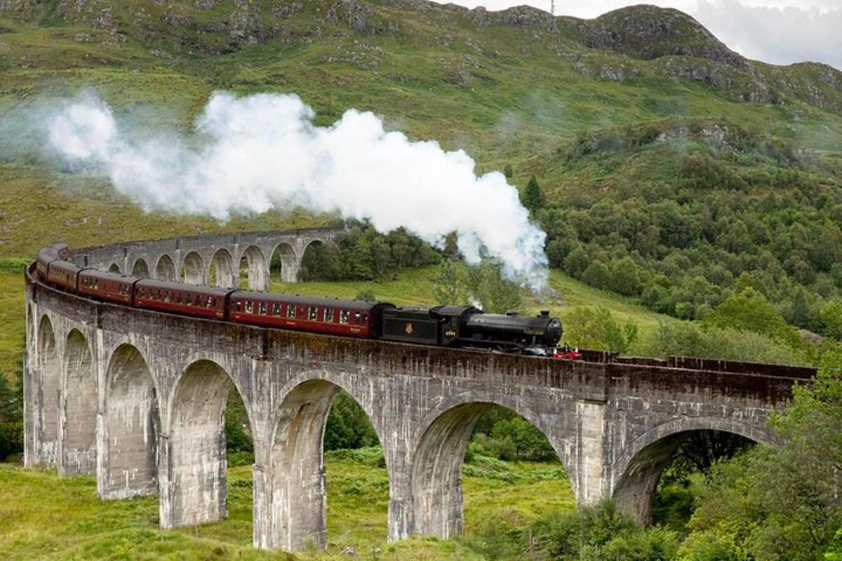 un tren sobre un pont amb fum que ve