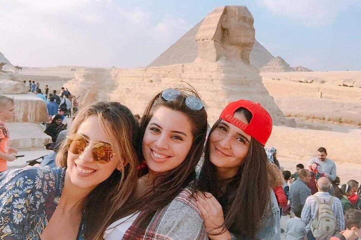 tre ragazze in posa davanti alla piramide