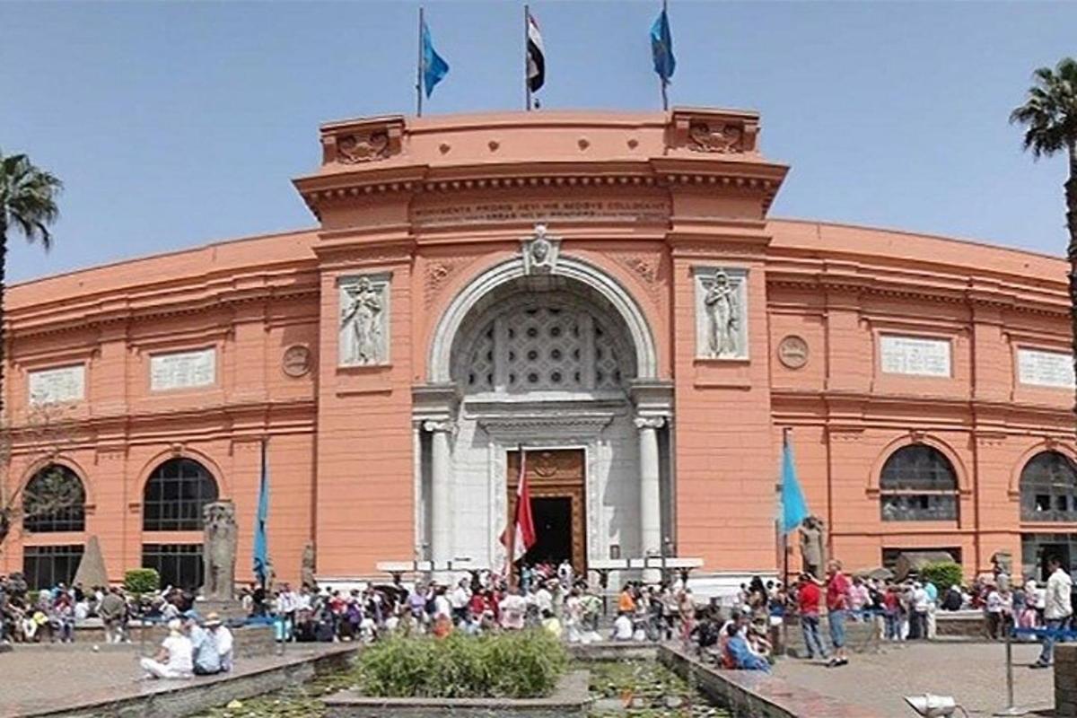un grande edificio con una folla di persone di fronte