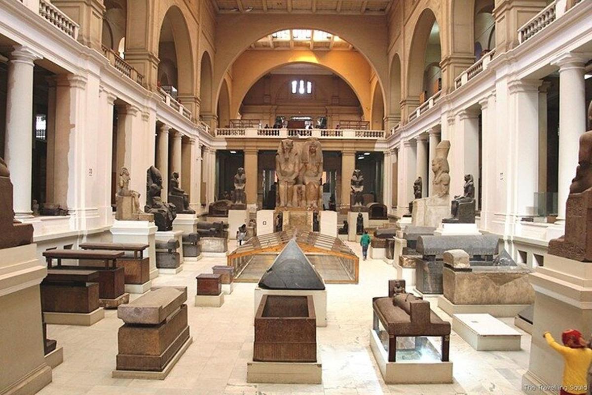 un grande museo con statue in un edificio