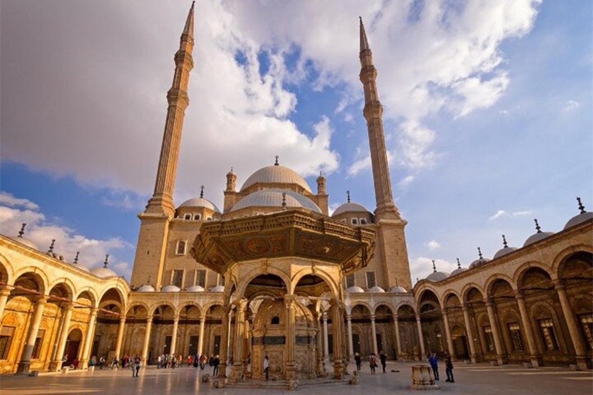 un grande edificio con due moschee con due alte torri