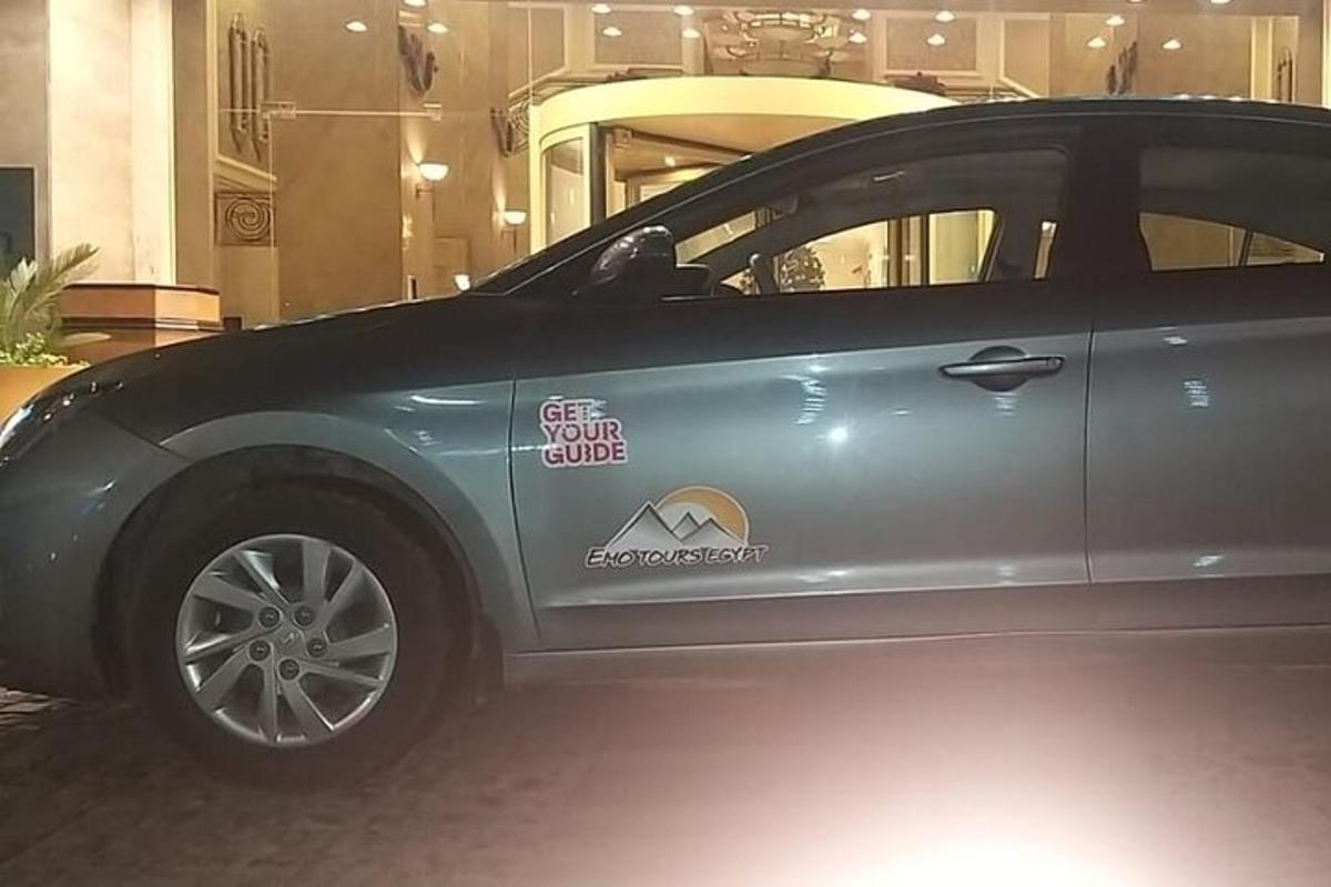 auto, mille küljel on golfikepi kleebis