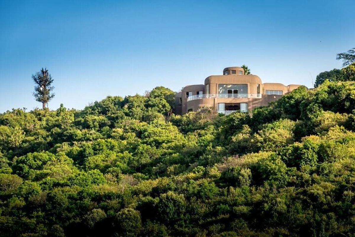 una casa en la cima de una colina con árboles