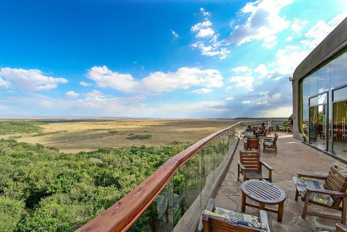 balkon se stoly a židlemi a výhledem na pláně