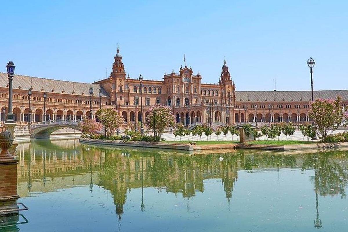 un grande edificio con un lago di fronte