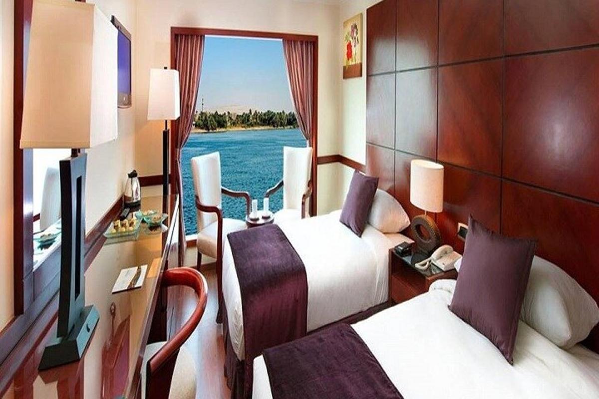 een hotelkamer met twee bedden en uitzicht op het water