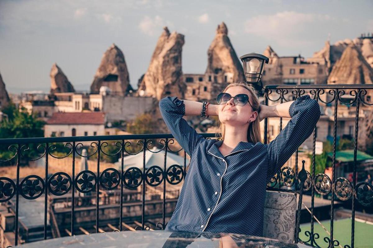 o femeie care stă la balcon și privește orașul