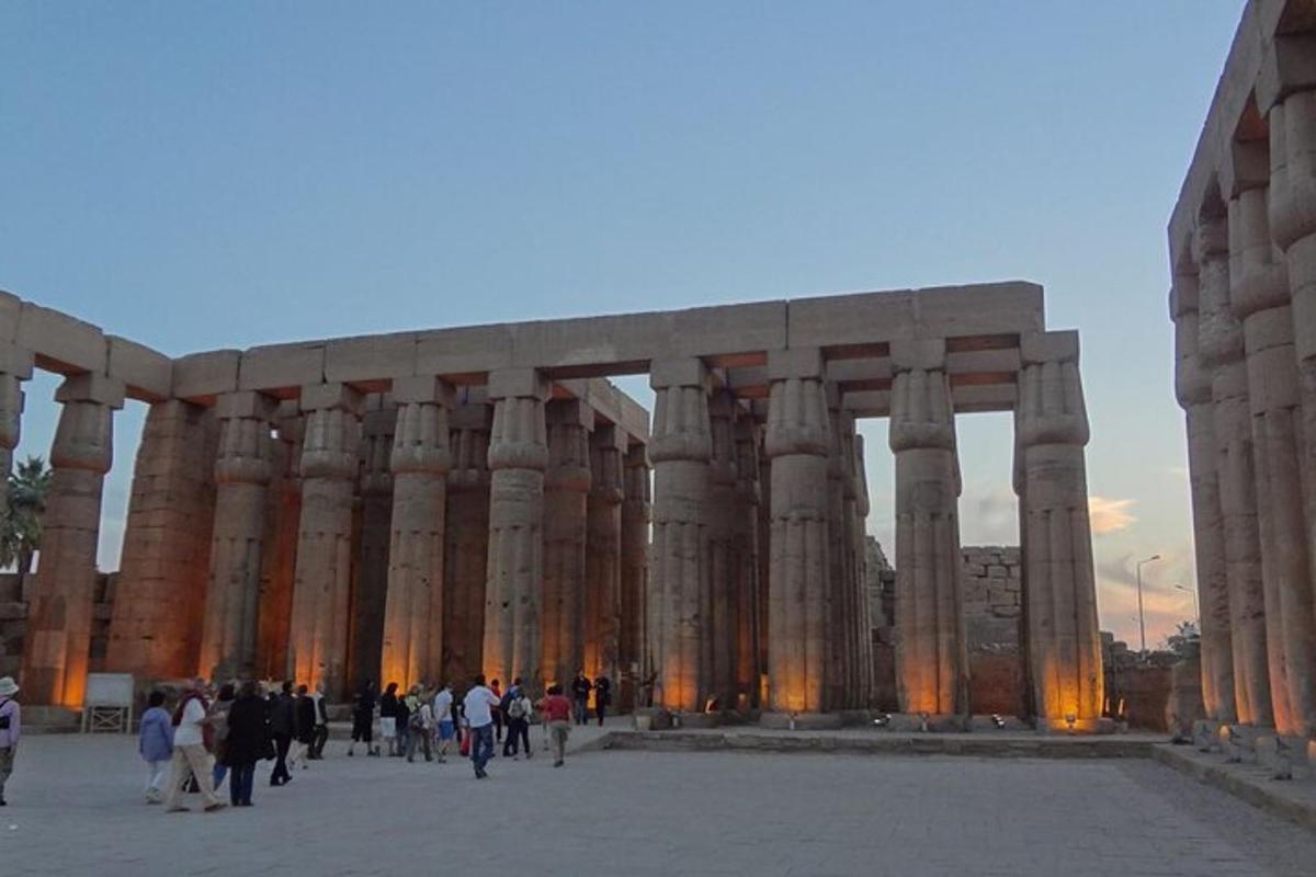 ένα μεγάλο κτίριο με κόσμο να περπατάει μπροστά του