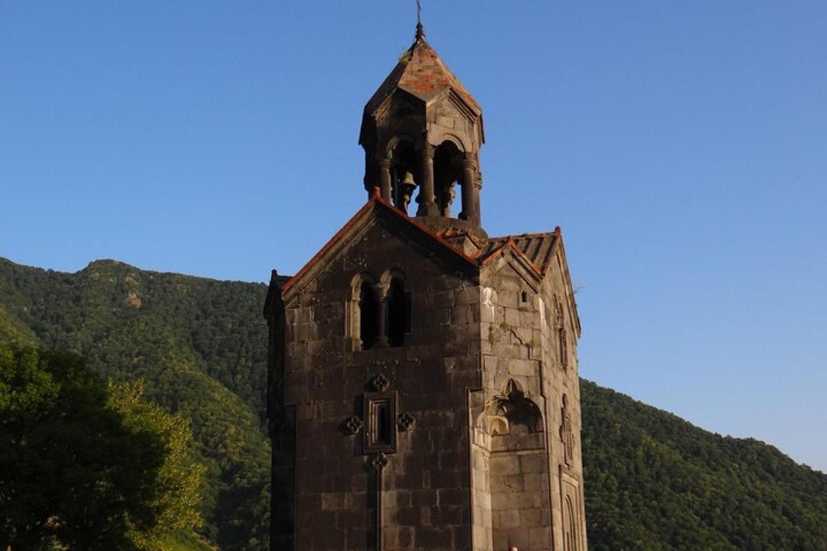 uma torre velha com um campanário no topo