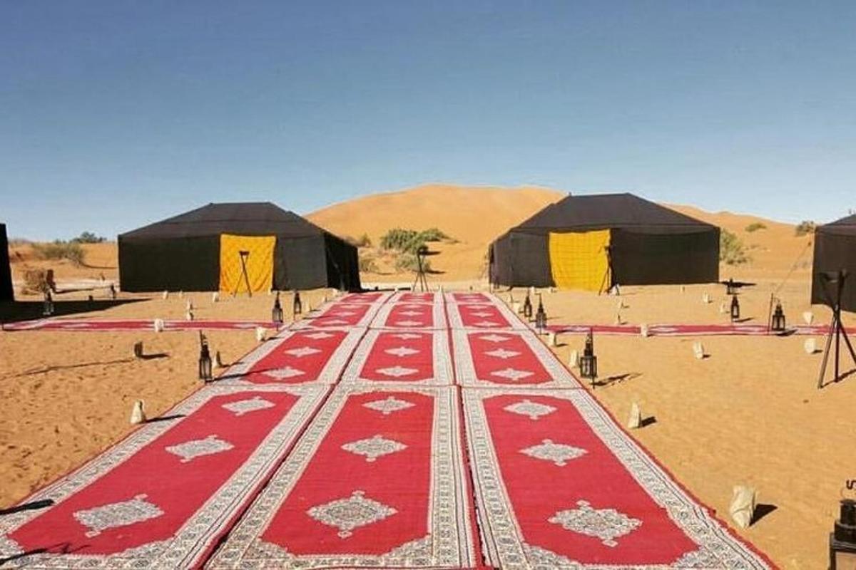 una larga alfombra roja en medio del desierto