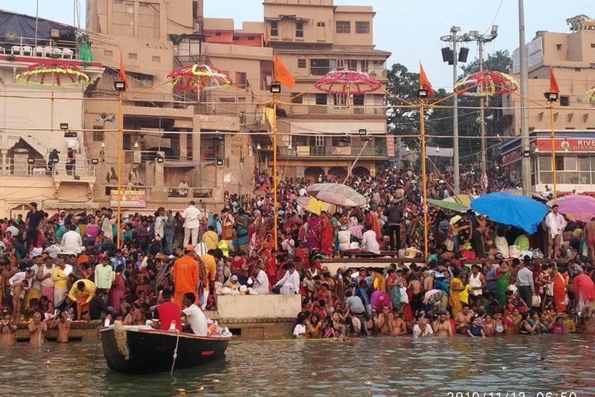 uma multidão de pessoas em pé na água em um festival
