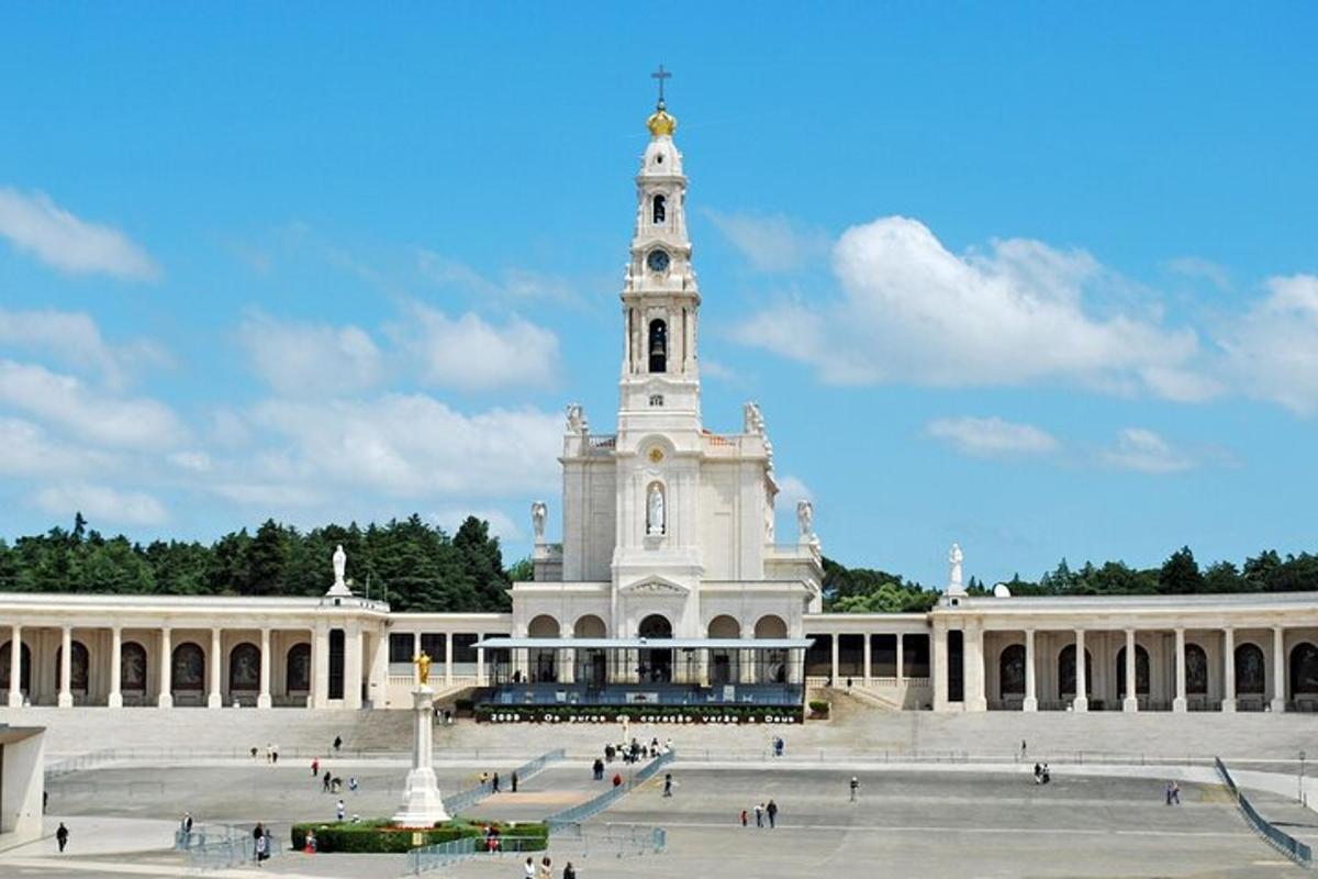 um grande edifício branco com uma torre no topo