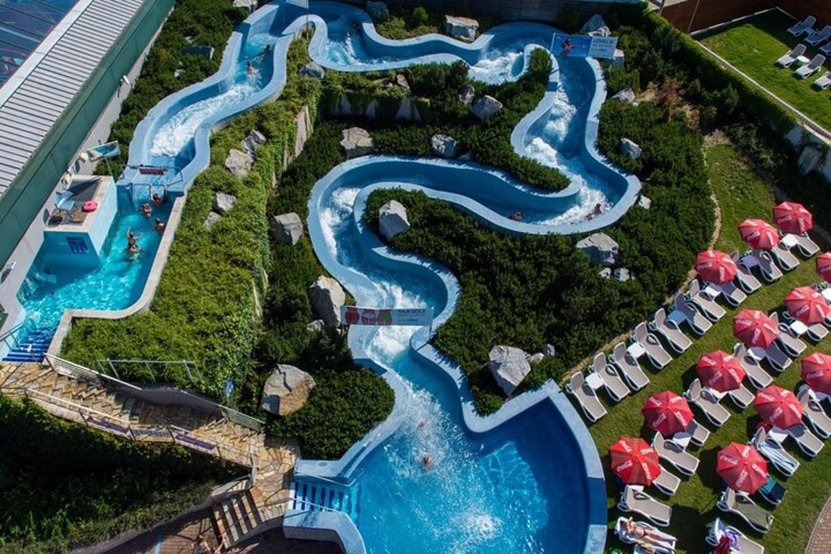 una vista aerea di una piscina in un resort