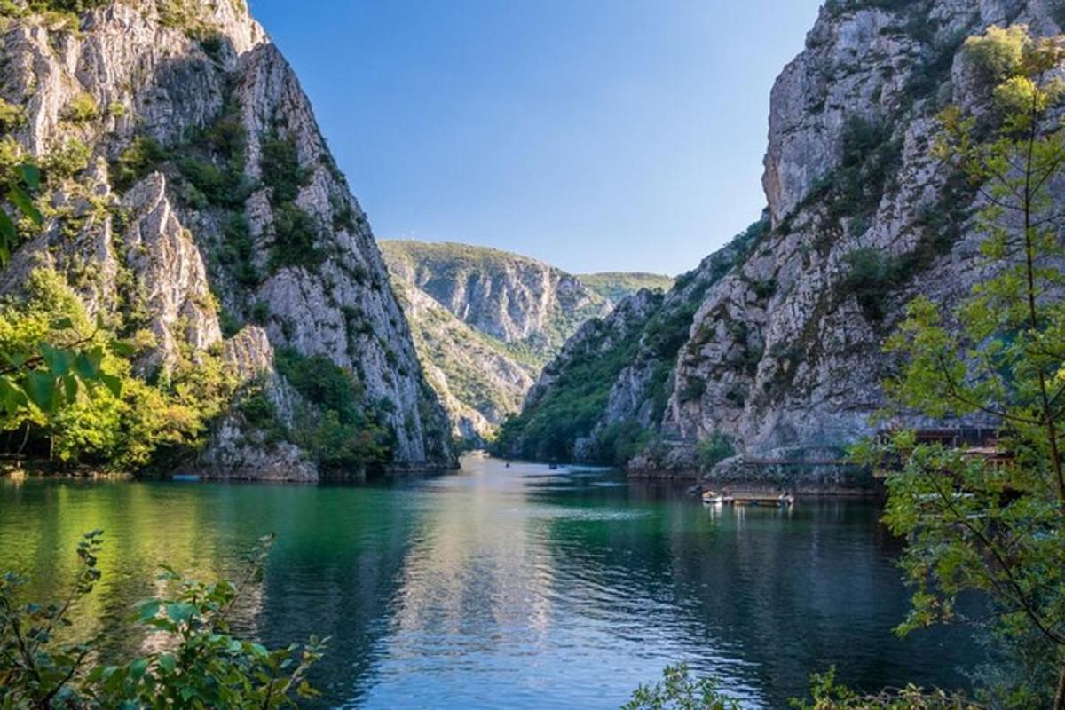 uma vista de um rio entre duas montanhas