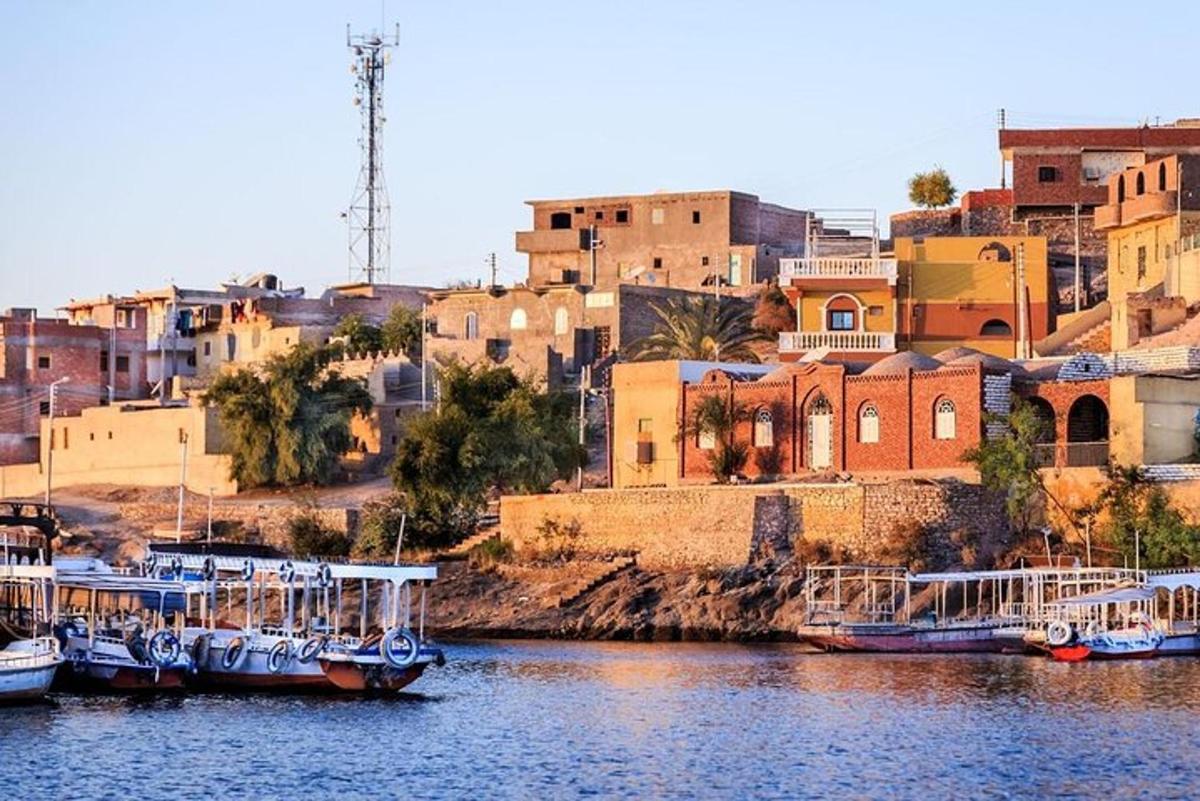 un gruppo di barche attraccate in uno specchio d'acqua