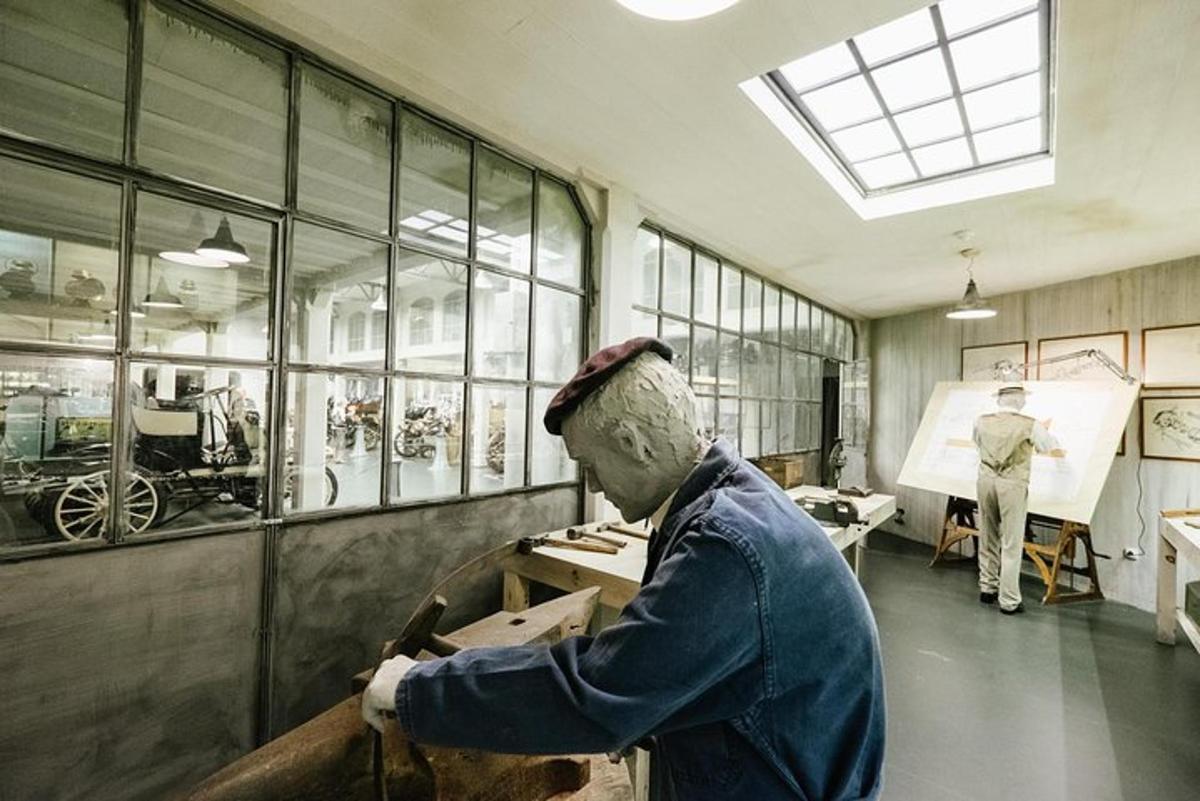muž pracuje v místnosti se stolem
