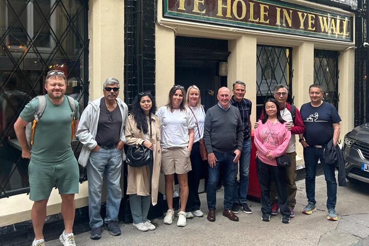 un grup de persones dempeus davant d'un edifici
