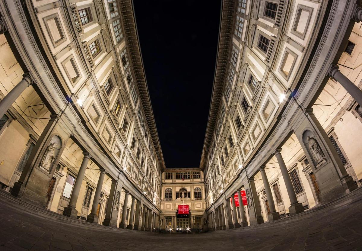 una vista des de l'interior d'un edifici a la nit