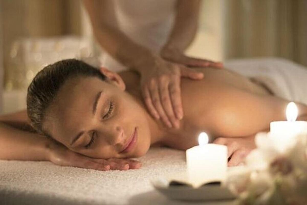 seorang lelaki mendapatkan urutan di spa dengan lilin