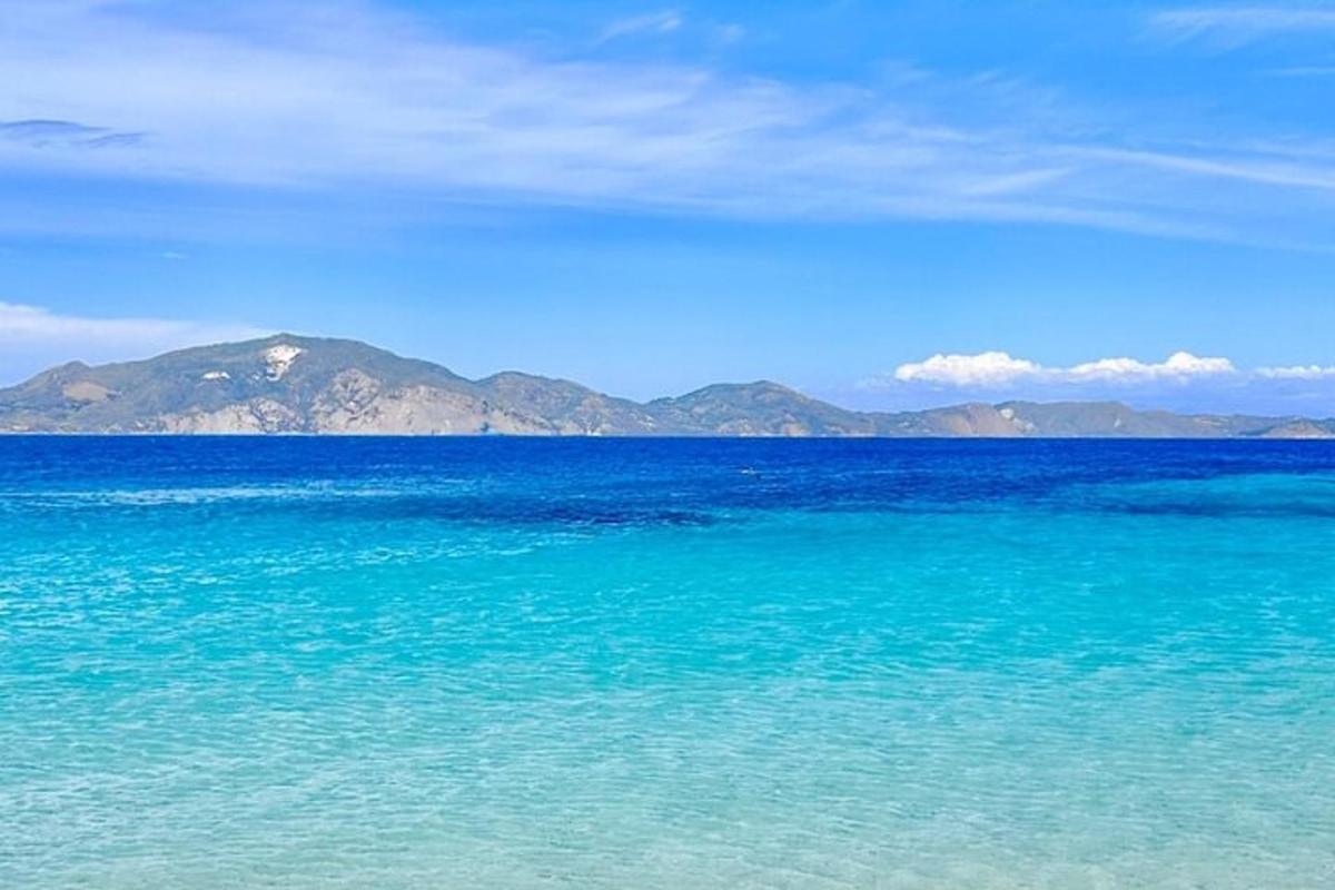una gran masa de agua con montañas al fondo