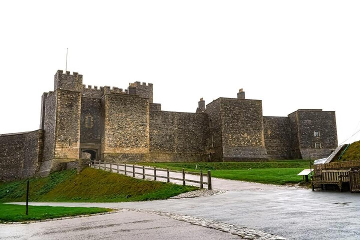 un castello con una recinzione davanti