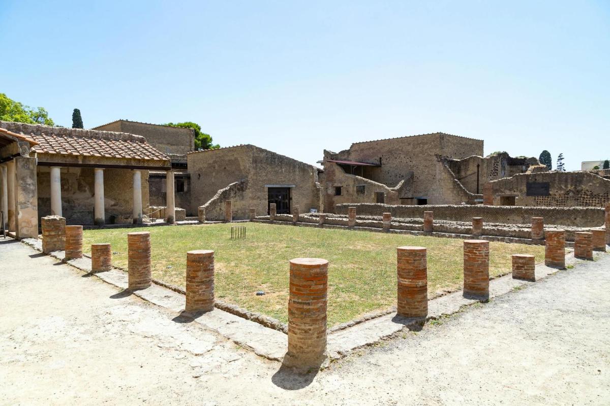 an old building with columns in front of it