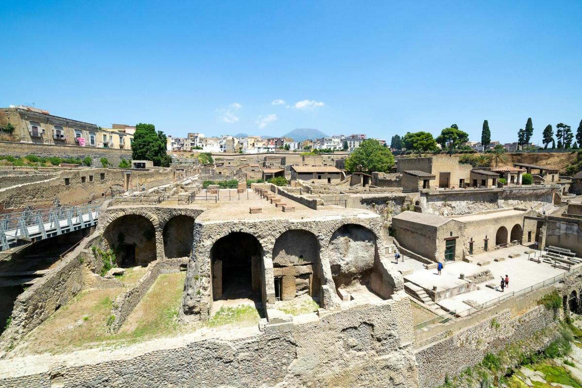 una vista aerea delle rovine di un anfiteatro