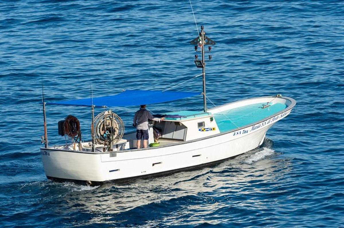 um homem em pé em um barco na água